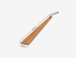 Gros plan sur la spatule de cuisine en bois d'acacia avec une longueur de 30 cm