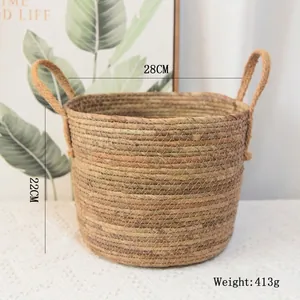 Detalle del cesto de almacenamiento de paja con un ancho 28cm y una altura 22cm