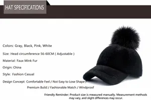 Detalle de la gorra de béisbol de piel sintética negra con pompón suave y logotipo M