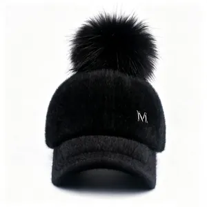 Elegante gorra de béisbol de invierno en piel sintética negra con pompón y detalle M.
