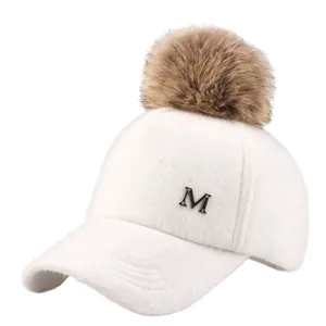 Gorra de béisbol blanca de invierno con pompón de piel y detalle de logo M metal