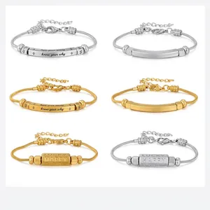 Collezione di bracciali in acciaio inossidabile con barre e perline incise in oro e argento