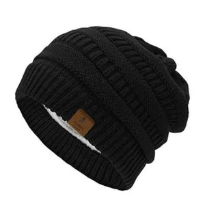 Vue détaillée du bonnet en maille noir avec doublure polaire chaude et patch étoile