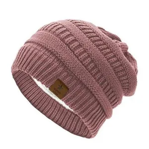 Gros plan d'un bonnet en tricot rose avec doublure en polaire blanche et écusson étoile