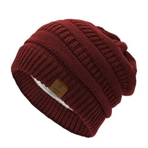 Vue détaillée du bonnet en tricot bordeaux avec doublure polaire blanche chaude et écusson étoile