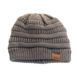 Détail d'un bonnet d'hiver en tricot gris avec un écusson en cuir superstar marron.
