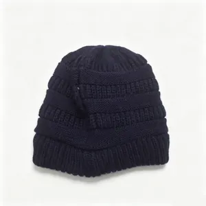 Texture détaillée du bonnet en tricot bleu marine pour la chaleur hivernale