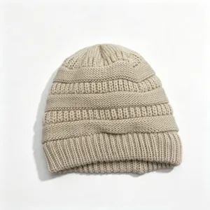 Détail de la texture de maille horizontale épaisse sur un bonnet d'hiver beige chaud