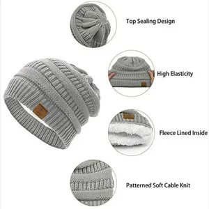 Détails du bonnet en tricot gris avec écusson étoile et doublure polaire