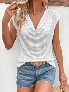 Détail d'un t-shirt blanc à col bénitier orné de strass brillants pour femmes chic.
