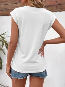 Vue arrière d'un t-shirt blanc minimaliste à manches courtes pour un style d'été chic.