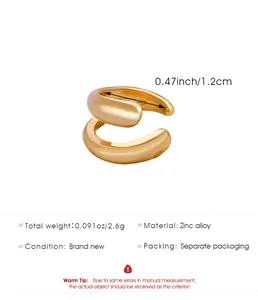 Detalle del ear cuff minimalista en aleación de zinc dorado con medida de 1,2 cm