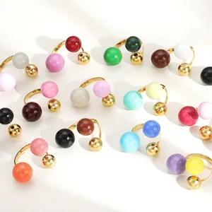 Eleganti anelli aperti con perle colorate vivaci e raffinata finitura dorata lucida