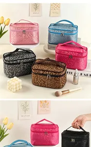 Beauty case capiente con stampa a lettere e robusto manico in vari colori moda