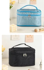 Confronto tra grandi borse per cosmetici blu e nere in un ambiente lifestyle