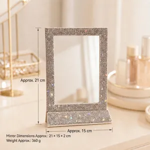 Gros plan du miroir de maquillage pliable orné de strass avec dimensions et poids indiqués.