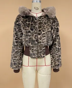 Detailansicht einer Kapuzenjacke mit Leopardenmuster auf einer Schaufensterpuppe