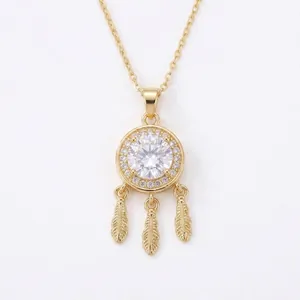 Elegante goldene Traumfänger-Halskette mit funkelndem Zirkon und feinen Federanhängern