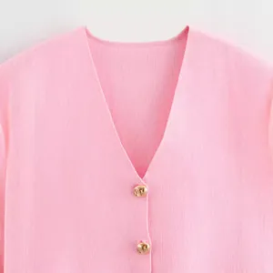 Schicke rosa Strickweste im französischen Stil mit V-Ausschnitt und goldenen Knopfdetails