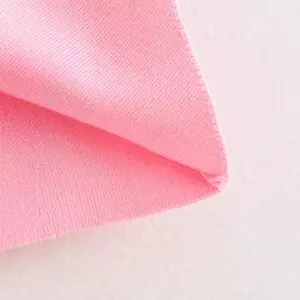 Nahaufnahme eines weichen, rosafarbenen Strickstoffs für eine vielseitige Damenweste