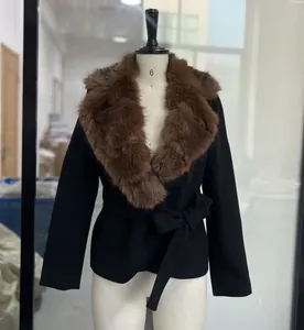 Elegante abrigo de lana negro para mujer con cuello de piel sintética marrón y lazo