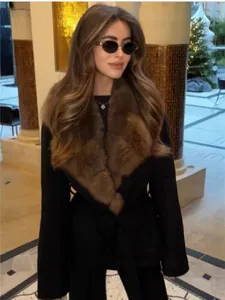 Elegante abrigo de lana negro con lujoso cuello de piel sintética marrón y lazo en cintura