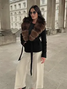 Elegante abrigo de lana negro con lujoso cuello de piel sintética marrón y cinturón