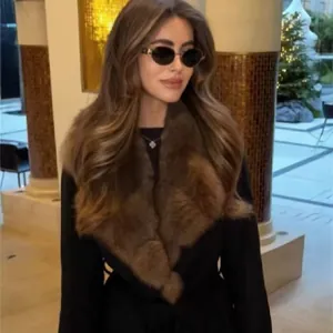 Elegante abrigo de lana negro con cuello de piel sintética marrón y cinturón