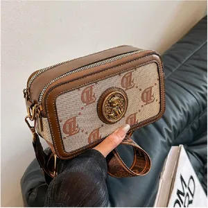 Borsa per Fotocamera Retro Monogramma per Donna Trendy in Pelle PU Piccola Borsa a Tracolla Quadrata con Tracolla Larga Regolabile Borsa a Tracolla alla Moda