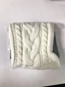 Nahaufnahme des weißen Zopfmusters eines großen Weihnachtsstrumpfs in einer Geschenktüte