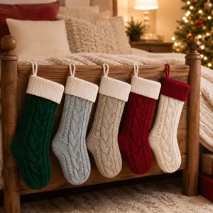 Nahaufnahme von fünf bunten Strick-Weihnachtssocken an einem houten Bettgestell