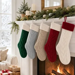 Gemütliche gestrickte Weihnachtssocken in verschiedenen Farben am Kamin