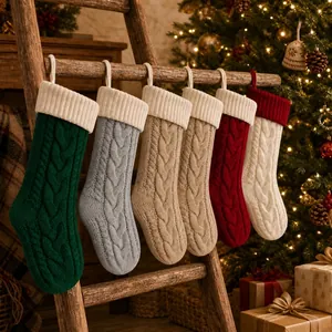 Gemütliche Auswahl an gestrickten Weihnachtssocken in festlichen Farben an einer Holzleiter