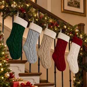 Großes Set mit fünf bunten Zopfstrick-Weihnachtssocken, die an einer Treppe hängen