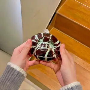 Makrodetail eines handgefertigten knusprigen Squishy-Balls zur sensorischen Entspannung