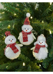 Drei Plüsch-Schneemann-Anhänger mit roten Schals an einem festlich beleuchteten Weihnachtsbaum