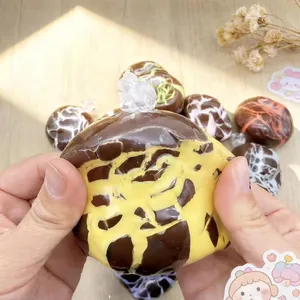 Nahaufnahme eines handgefertigten Schokoladen-Squishy-Balls zum Stressabbau beim Drücken