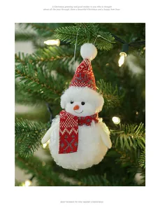 Detailansicht eines Plüsch-Schneemann-Weihnachtsschmucks mit rot-grauem Strickschal