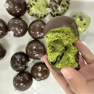Nahaufnahme des grünen Weintrauben-Knusper-Squishy-Balls mit Schaumstoff-Innenleben