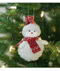 Weicher Plüsch-Schneemann mit rot-weißem Schal an einem geschmückten Weihnachtsbaum