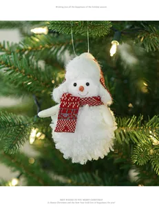 Nahaufnahme eines Plüsch-Schneemanns mit rotem Schal an einem Weihnachtsbaum