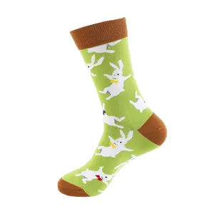 Detalle de calcetines verdes con lindo diseño de patrón jacquard de conejo blanco