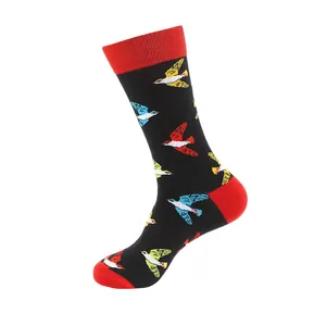 Detalle del patrón jacquard de pájaro animado en calcetín negro con detalles rojos