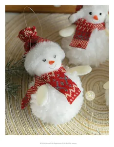 Detailansicht eines flauschigen Weihnachts-Schneemanns mit rot-weißem Schal-Dekor