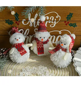 Detailansicht von drei Plüsch-Schneemann-Weihnachtsanhängern mit rot-weißen Schals
