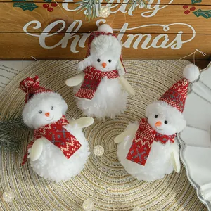 Plüschige Weihnachts-Schneemann-Anhänger mit rot-weißen Schals für die Festtagsdekoration