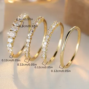 Vue détaillée d'un ensemble de 4 bagues en strass plaquées or avec dimensions précises