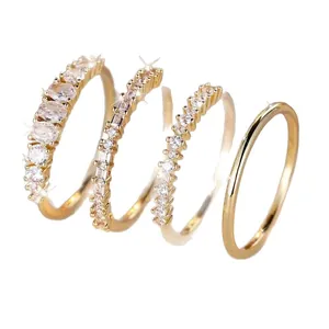 Ensemble de quatre bagues de luxe en or avec des pierres de zircone brillantes