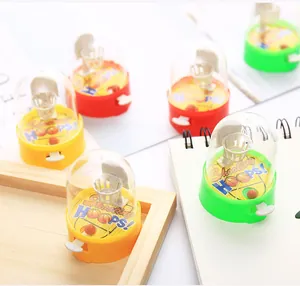 Vue détaillée de mini jouets de basket-ball à doigt colorés pour le jeu interactif enfant