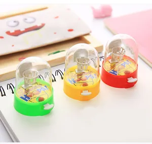 Vue détaillée de trois mini-jouets de basket-ball à doigt colorés pour enfants et famille.